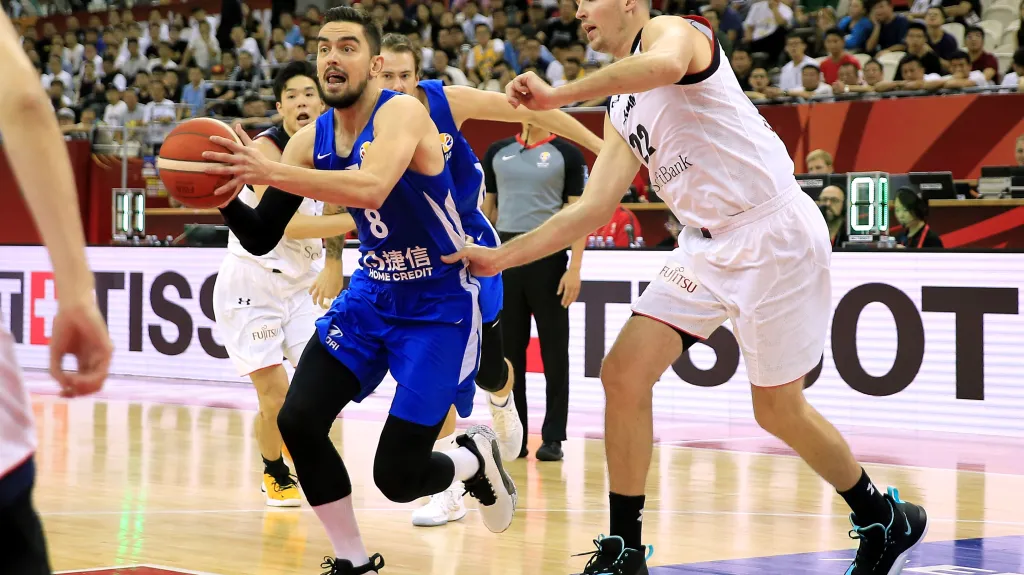 Tomáš Satoranský (vlevo) se snaží prosadit v utkání s Japonskem