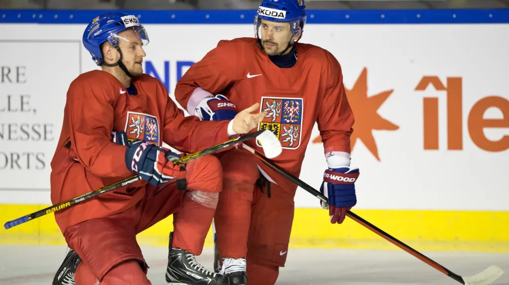 Jakub Jeřábek (vlevo) diskutuje na tréninku s Tomášem Plekancem