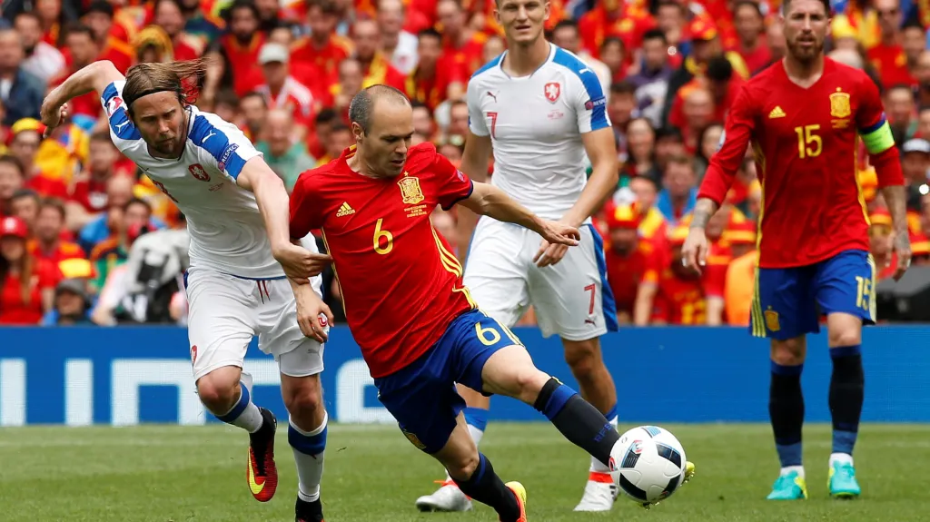 Iniesta unikající Čechům