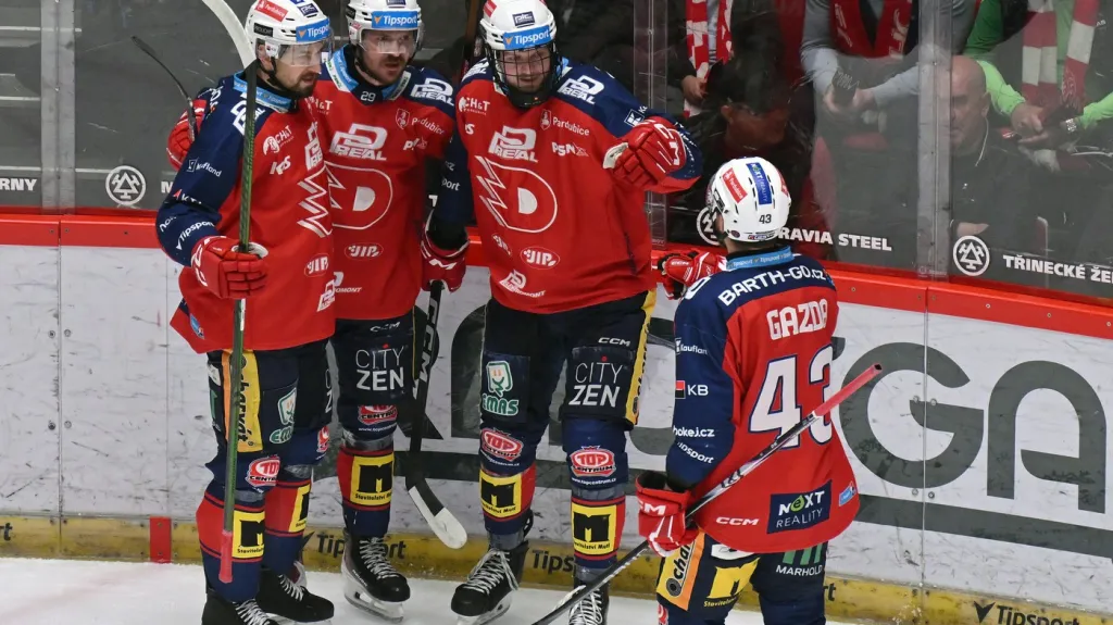 Jáchym Kondelík (druhý zprava) slaví se spoluhráči z Pardubic