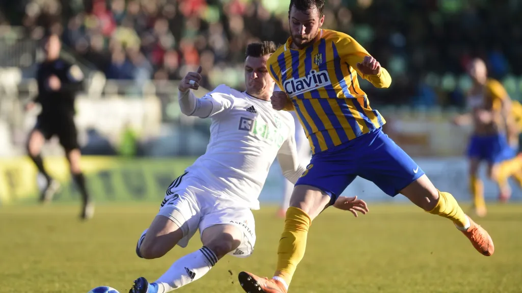 Václav Jurečka z Opavy (vpravo) v souboji s Benjaminem Čoličem z Karviné