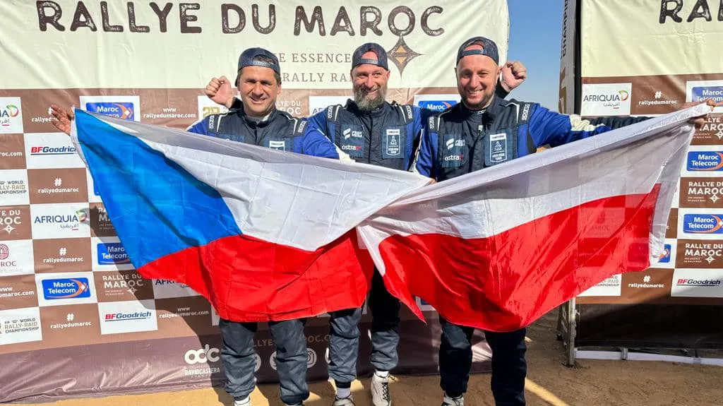 Tomáš Vrátný (uprostřed) s dalšími členy posádky na Marocké rallye