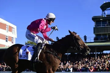 Lukáš Matuský vítězí s Mr Spexem ve Velké pardubické