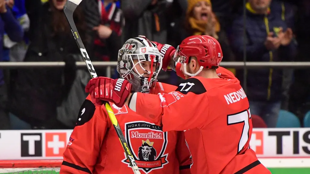 Brankář Hradce Králové Marek Mazanec a obránce Richard Nedomlel slaví postup v Lize mistrů