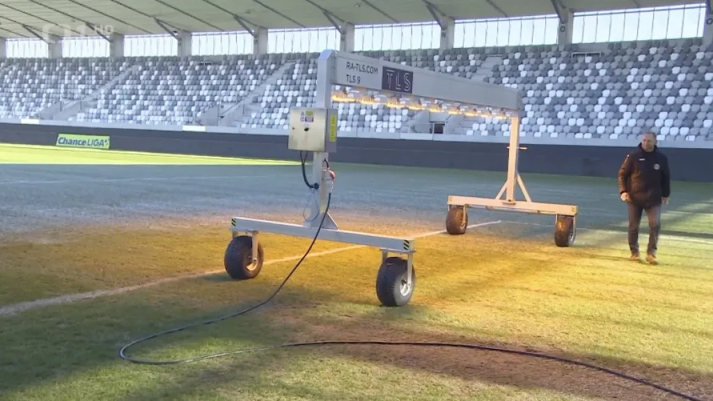 Lampy na trávníku v Malšovické aréně