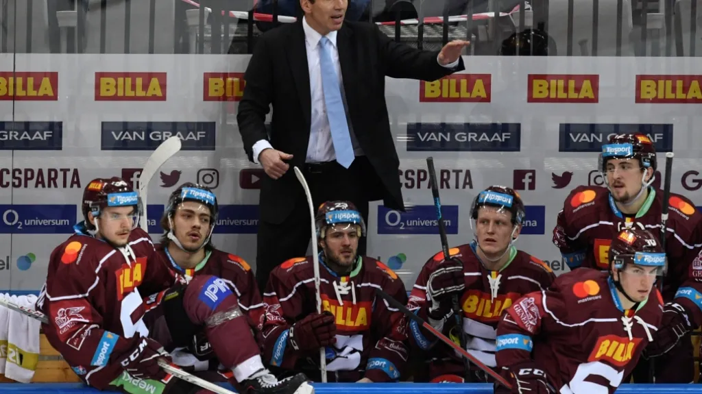 Trenér Sparty Uwe Krupp se svými svěřenci