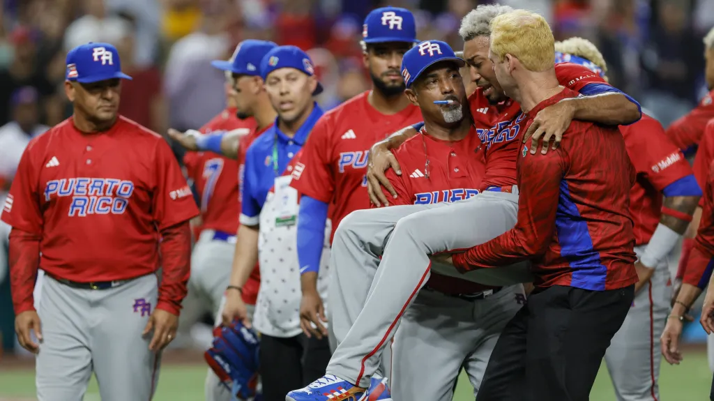 Zraněný Edwin Díaz je odnášen ze hřiště