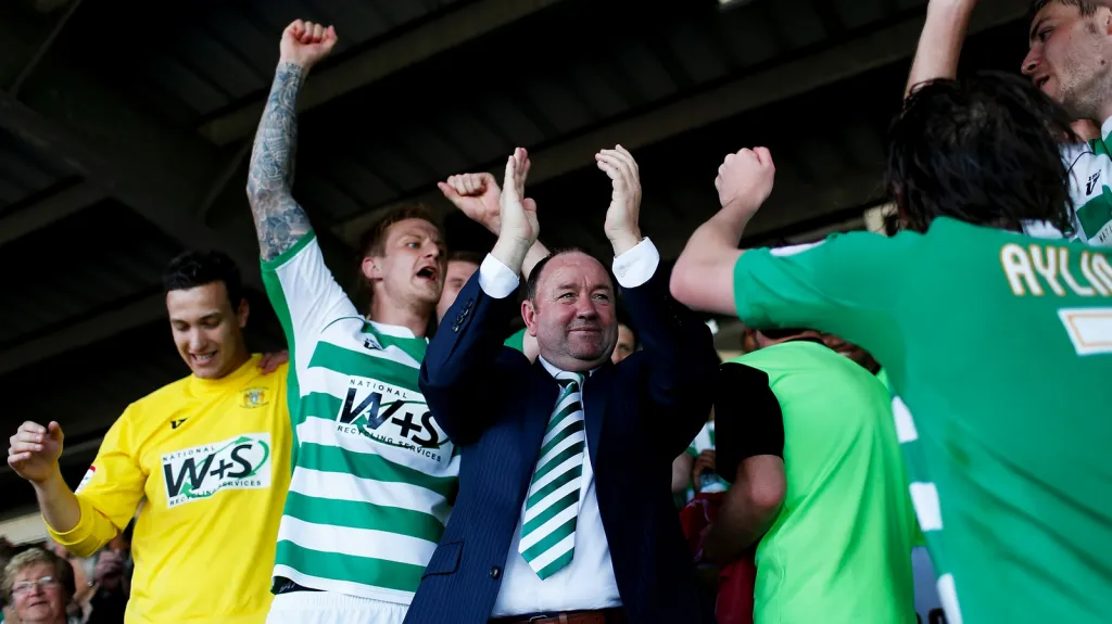 Marek Štěch (vlevo) slaví se spoluhráči postup