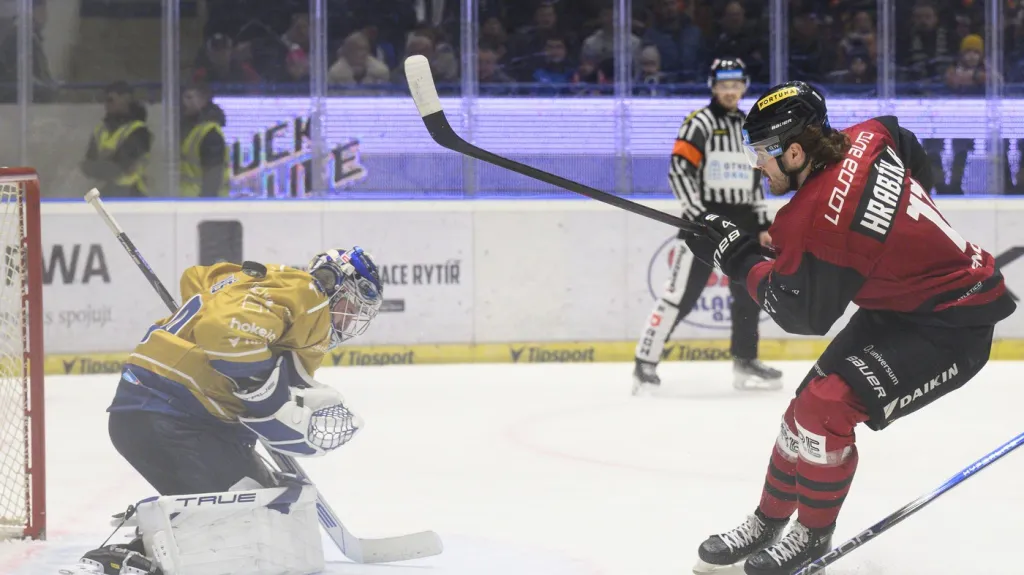 Sparťanský Kryštof Hrabík proti kladenskému brankáři Štěpánu Lukešovi