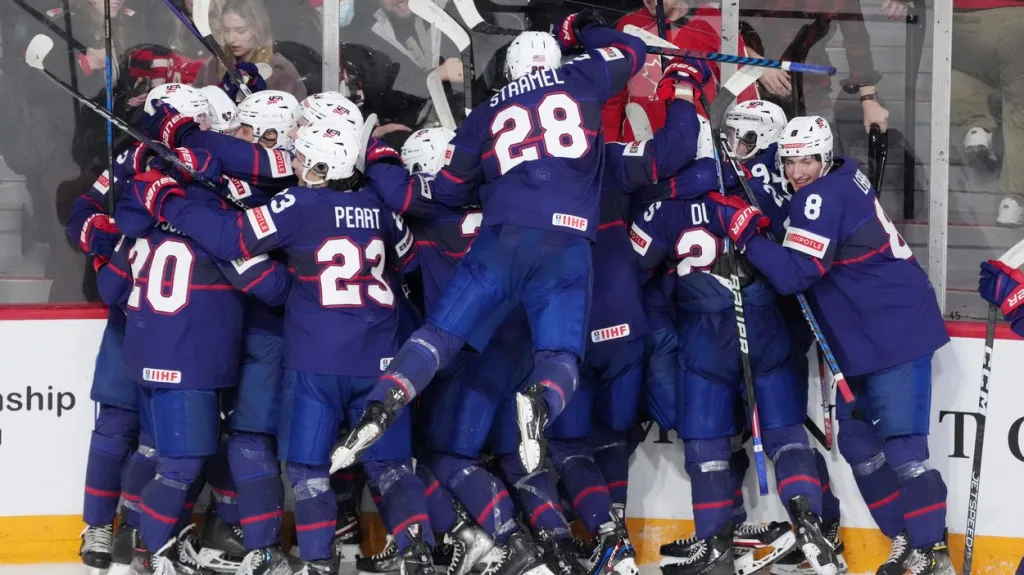 Radující se hokejoví junioři USA