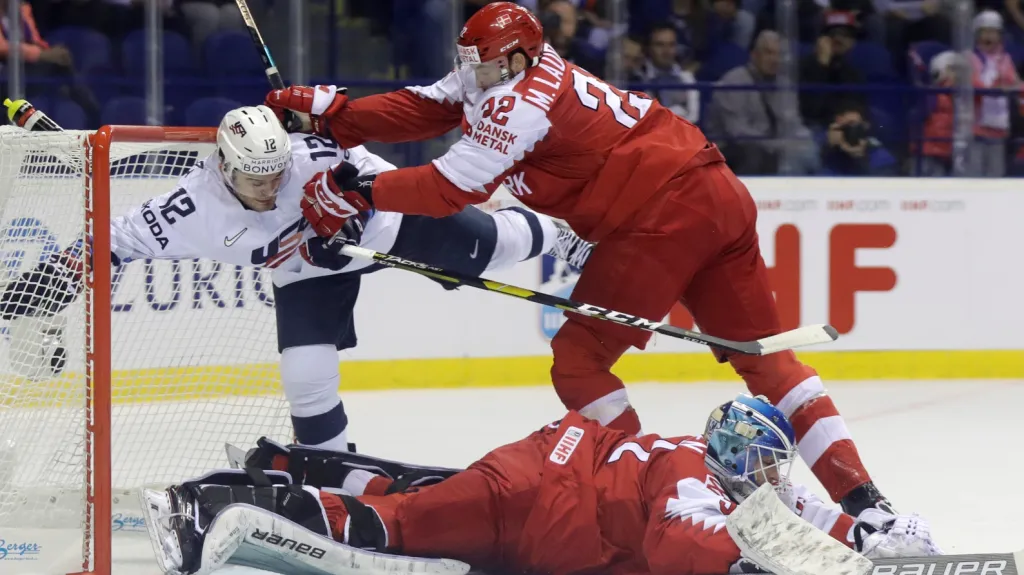 Americký štírek Alex DeBrincat dělá problémy Dánům v brankovišti