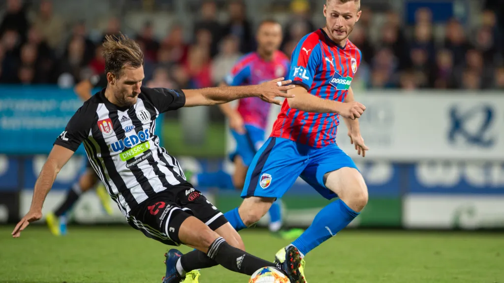 Českobudějovický forvard Michael Rabušic stíhaný Jakubem Brabcem