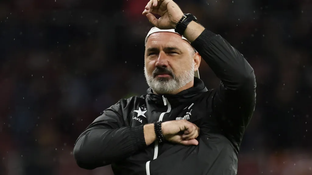 Trenér Jindřich Trpišovský oslavuje vítězství Slavie