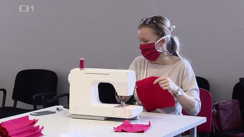 Partnerky Ocelářů šijí roušky, Zbrojovka virtuálně vyprodává Lužánky