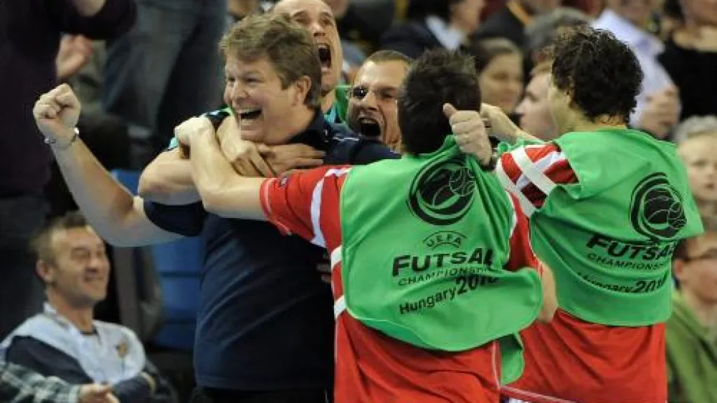 Kouč Tomáš Neumann s českými futsalisty