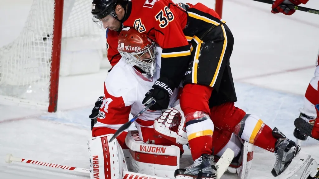 Petr Mrázek v utkání s Calgary