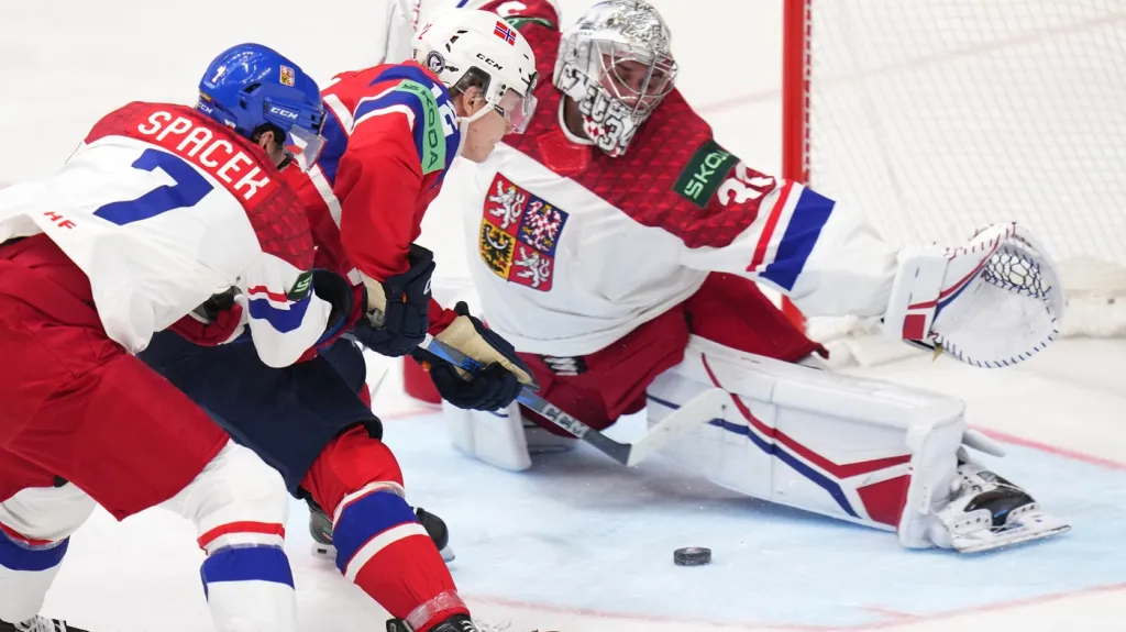 Petr Mrázek v utkání proti Norsku