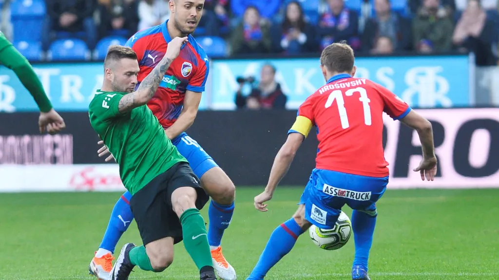 Antonína Fantiše zastavují Luděk Pernica a Patrik Hrošovský 