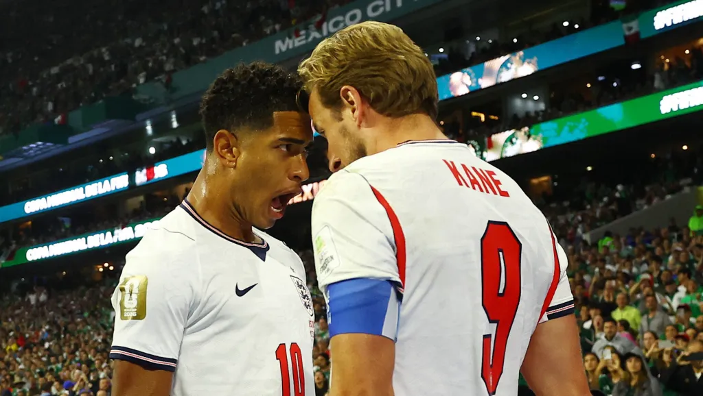 Harry Kane a Jude Bellingham slaví třetí gól Anglie v zápase s Mexikem