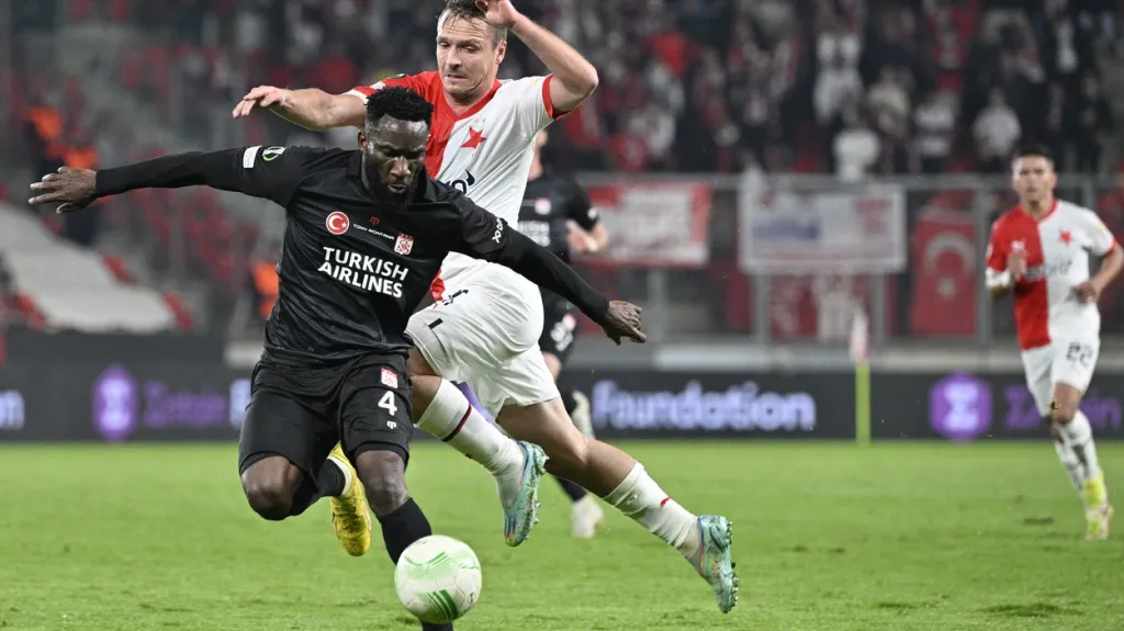 Stanislav Tecl stíhá Aarona Appindangoyé ze Sivassporu