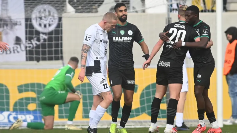 Hráči Bohemians 1905 slaví Drchalův gól do sítě Hradce