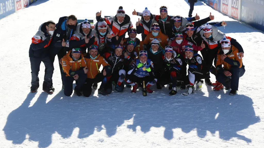 Markéta Davidová se zlatou medailí z MS slaví s českým týmem