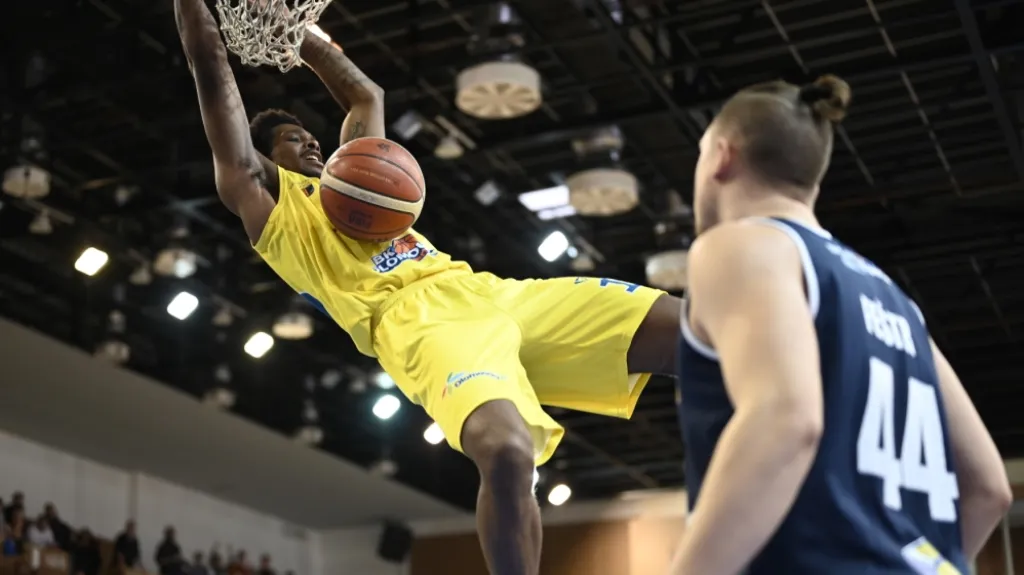 Javonte Douglas z Olomoucka úspěšně smečuje