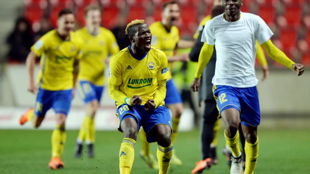 Ubong Ekpai se raduje z gólu Zlína 