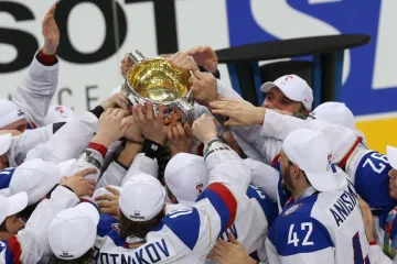Ruští hokejisté s pohárem pro mistry světa