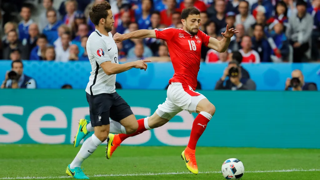 Francouz Yohan Cabaye se snaží zastavit Admira Mehmediho ze Švýcarska