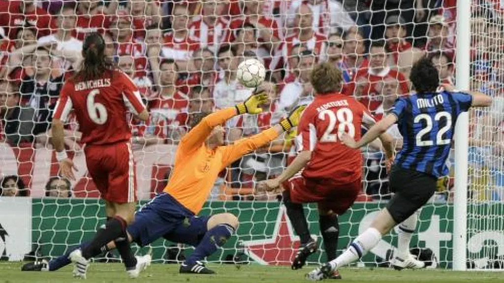 Diego Milito stříli vedoucí gól