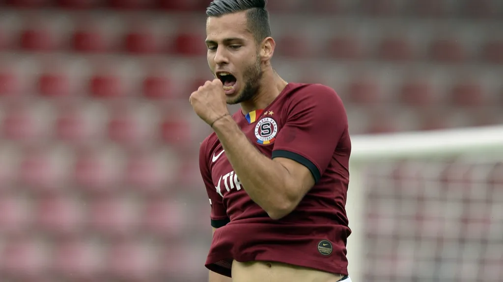 Dávid Hancko ze Sparty slaví vstřelenou branku