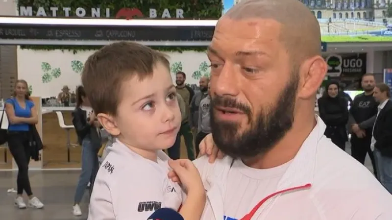 Zápasník Omarov se po návratu do Česka dočkal bouřlivého přivítání