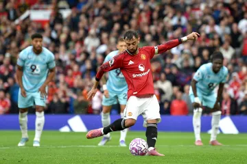 Bruno Fernandes při penaltě proti Burnley