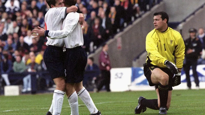 Michael Owen slaví v dresu Anglie