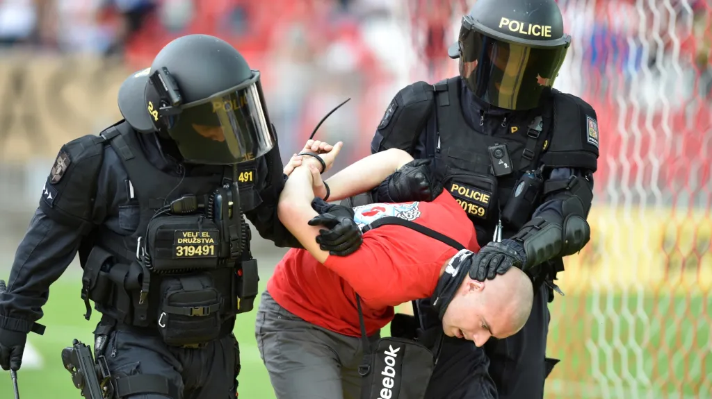 Zákrok policie proti fanouškům v zápase Brno - Ostrava