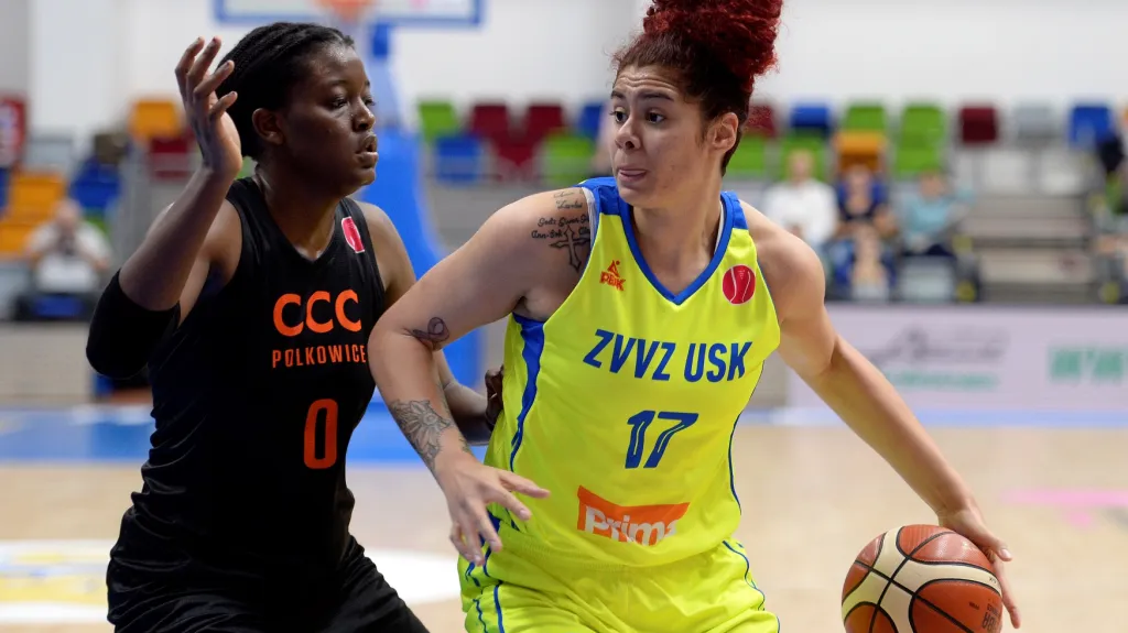 Amanda Zahuiová (vpravo) v dresu USK