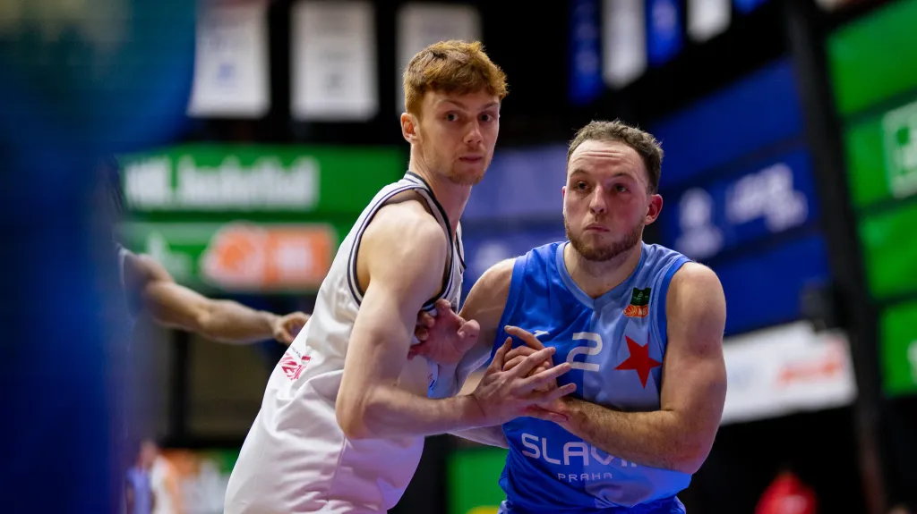 Ondřej Švec (vlevo) z USK Praha v souboji se slávistickým Adamem Dworskym