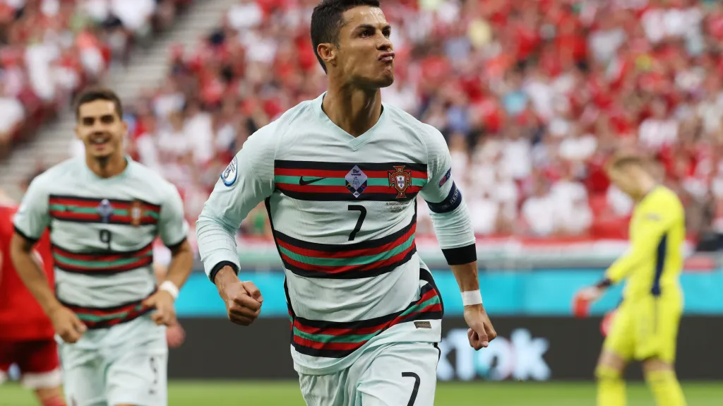 Portugalec Cristiano Ronaldo se raduje z gólu v síti Maďarska