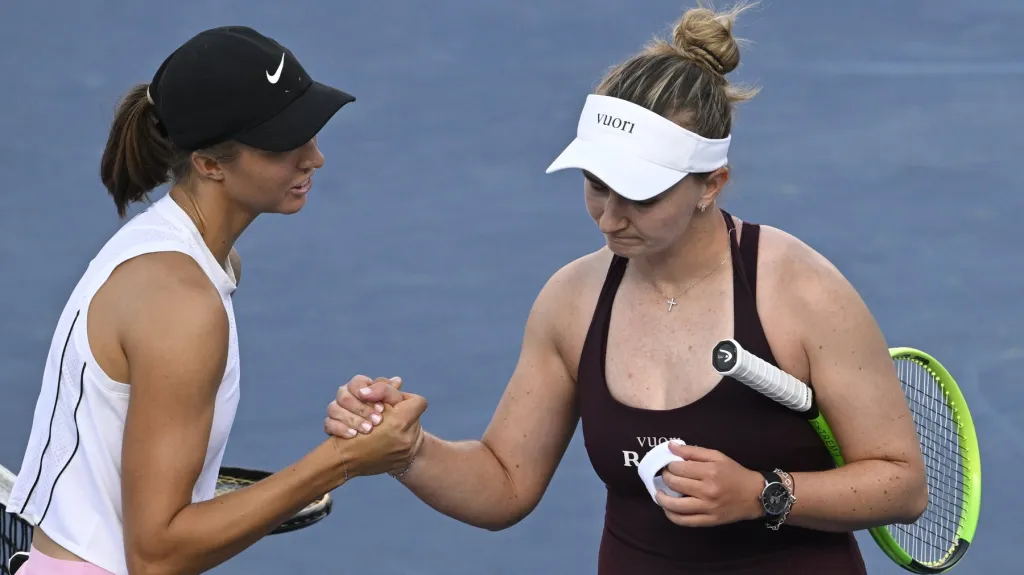 Barbora Krejčíkvá gratuluje Lilli Taggerové