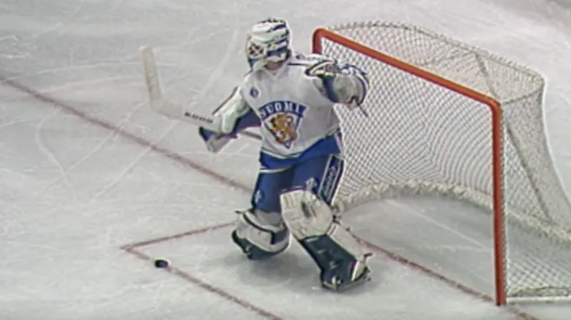 Finský brankář Markus Ketterer se raduje při samostatných nájezdech na MS 1992