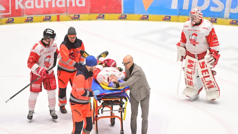 Olomoucký útočník Rok Macuh opustil pardubický led na nosítkách