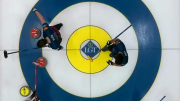 Závěr druhého endu v utkání Česko – Čína na MS v curlingu