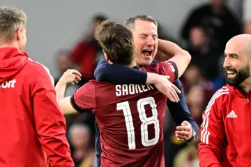 Brian Priske v objetí s Lukášem Sadílkem