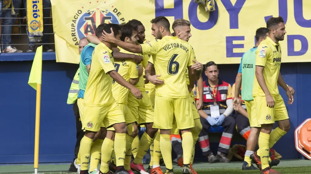 Fotbalisté Villarrealu slaví gól proti Las Palmas