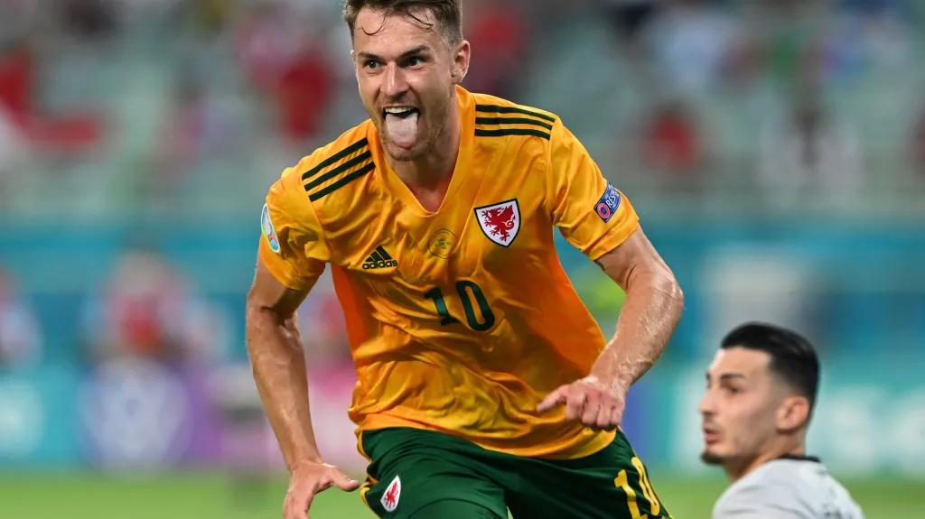 Velšan Aaron Ramsey oslavuje gól proti Turkům