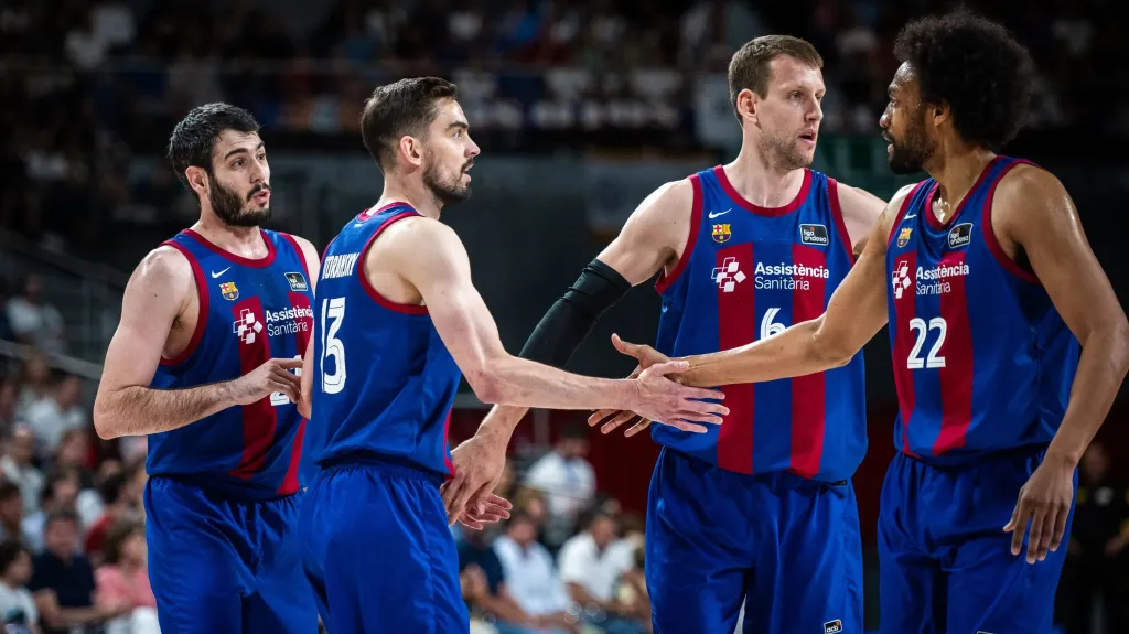 Tomáš Satoranský a Jan Veselý se spoluhráči z Barcelony