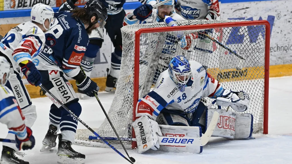 Brněnský brankář Dominik Furch čelí šanci Petera Muellera z Vítkovic