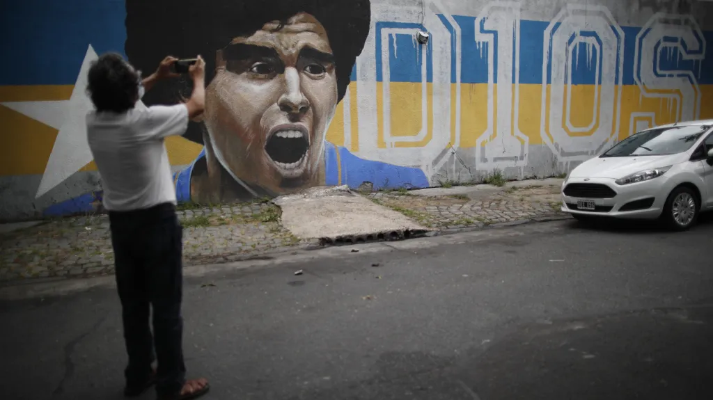 Diego Maradona na zdi jedné z ulic Buenos Aires