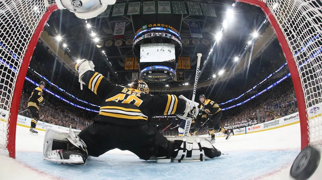 Brankář Tuukka Rask z Bostonu inkasuje gól v prodloužení finále Stanley Cupu